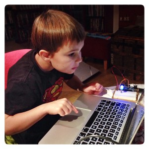 Joar programmerar Arduino