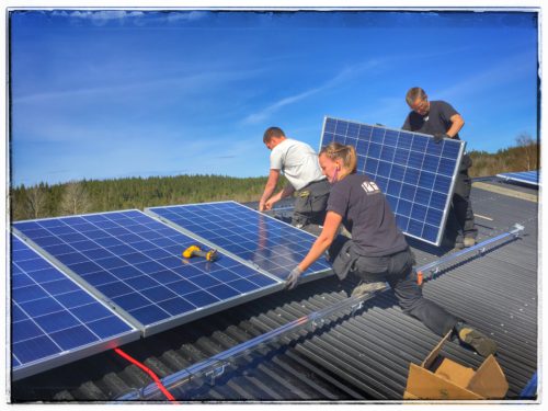 PE Byggtjänst monterar solceller i Sundhult