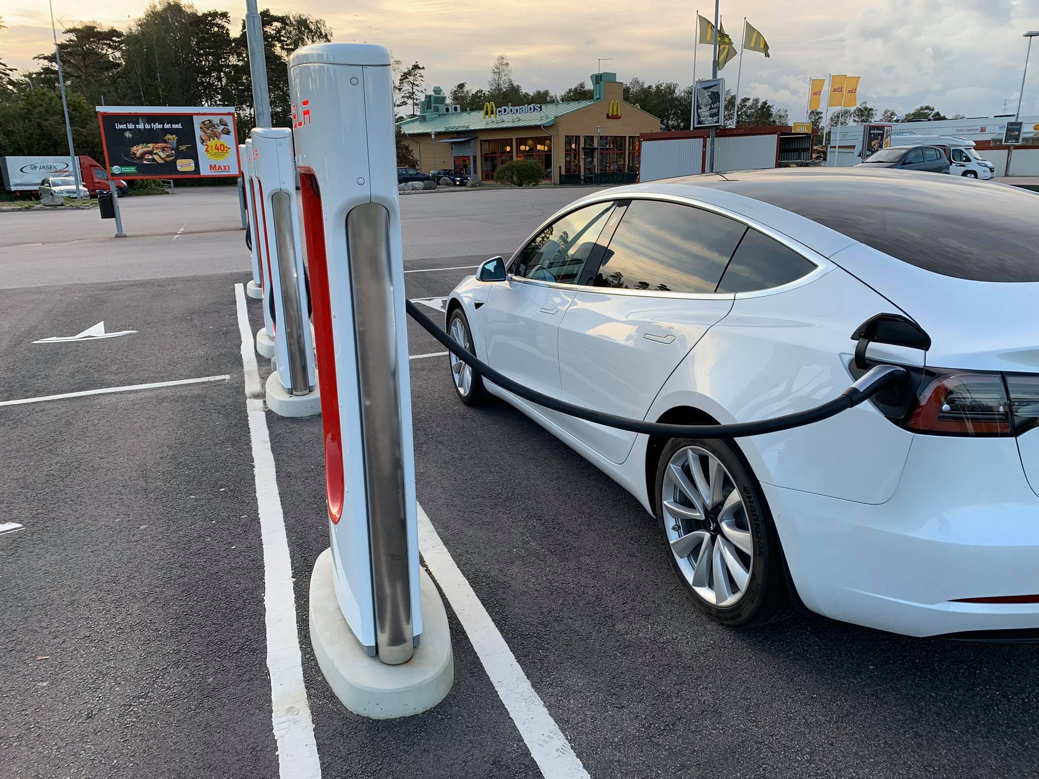 Tesla Model 3 SR+ på laddning vid SuperCharger