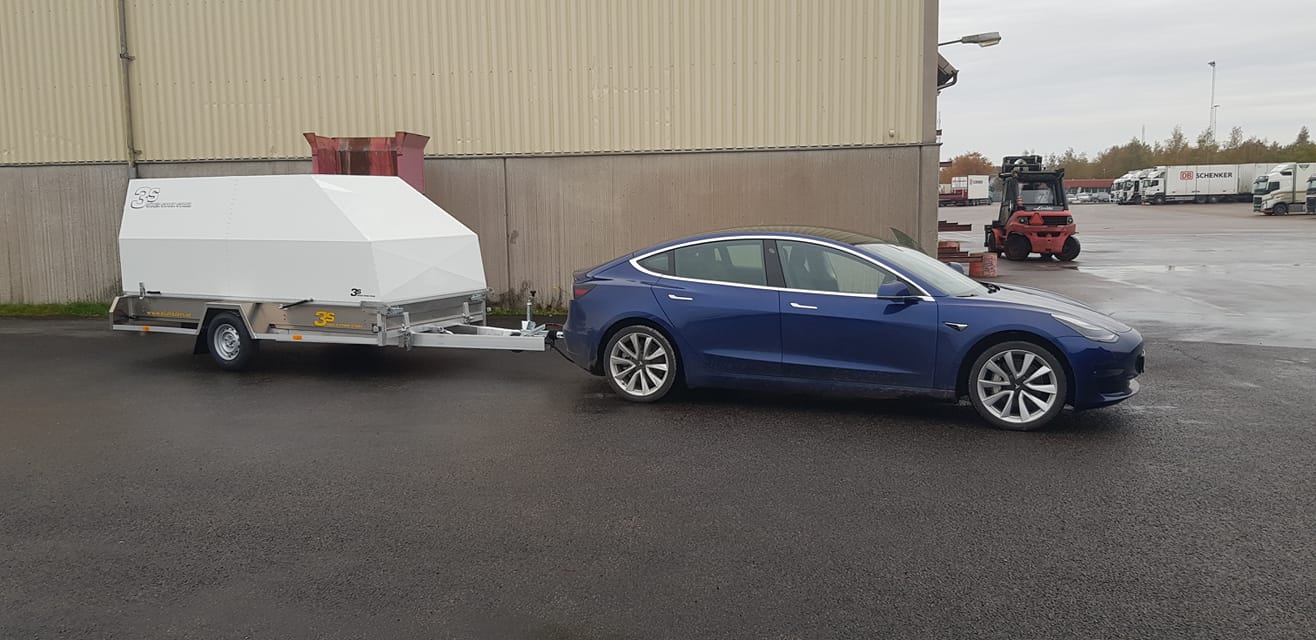 Tesla Model 3 på väg till Göteborg med elmotorcyklar till mässa