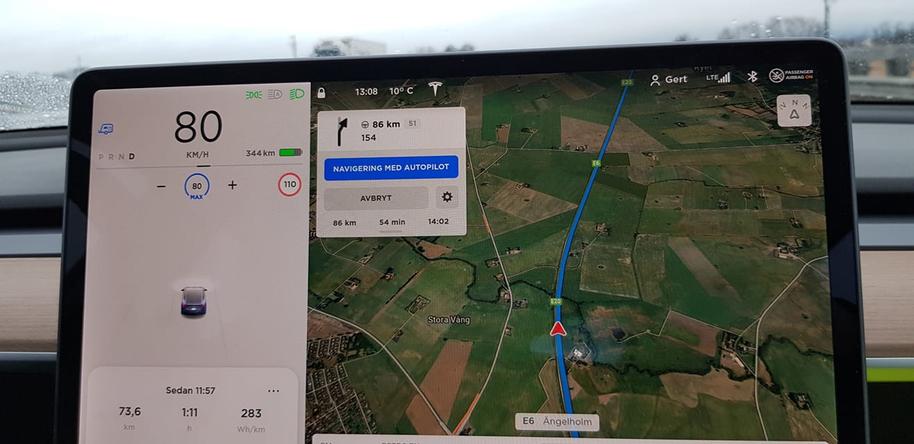 Tesla Model 3 på väg till Göteborg med släp