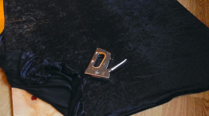 Ett svart tyg spändes över en plywoodskiva med hjälp av häftpistol