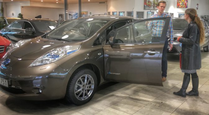Axel på Hedins Bil lämnar över nycklarna till en Nissan Leaf 30 kWh Tekan till Sundhult