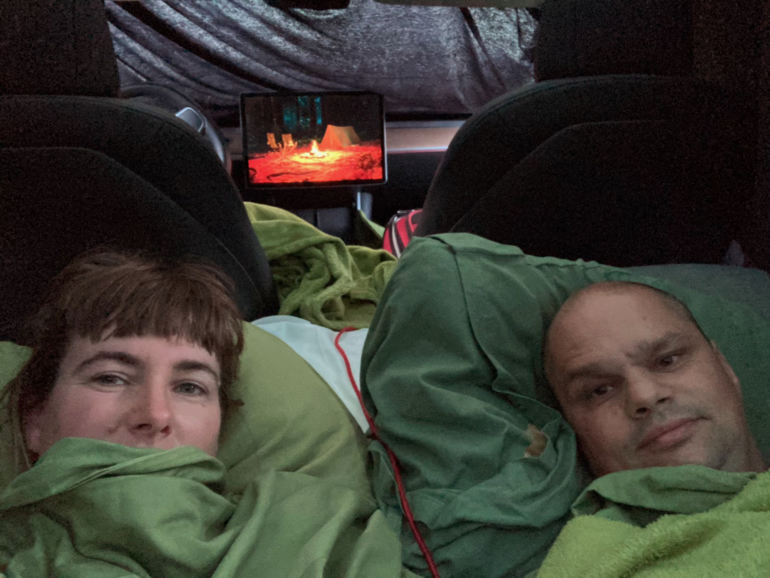Hanna och Christian sover i sin Tesla Model 3.jpeg