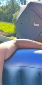 Härlig stund i vår spa-oas, med Bastutält, uppblåsbara bubbelpool och utedusch